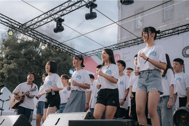 国泰金控携手为台湾而教，支持屏东竹田国小学童，透过创作演唱客语毕业歌曲《繁星》，抒发对家乡的认同与情感，获邀站上TFT有感节音乐节舞台，与金曲歌手9m88同台演唱。(TFT提供／洪凯音台北传真)