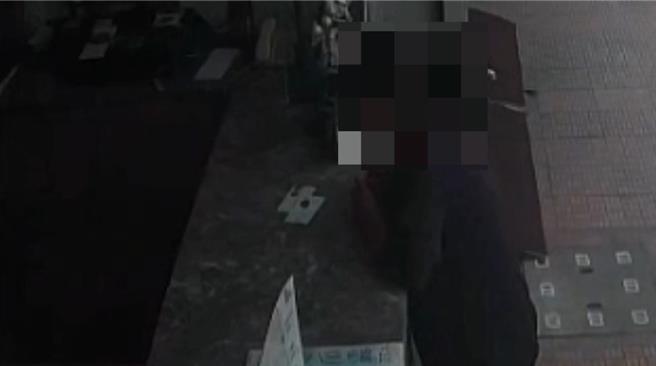 花蓮縣政府普發縣民每人3000元振興券，每張雖有設計防偽機制，近日卻有店家疑似收到假券，警方追查後已將該名消費者帶回調查並了解後續消費途徑，不過未找到起爭議的振興券。（吉安警分局提供／羅亦晽花蓮傳真）