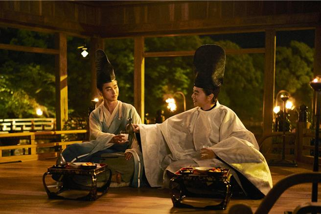 染谷将太（右）跟山崎贤人在开拍前，共同进行角色互换研讨会来揣摩彼此角色。（采昌提供）