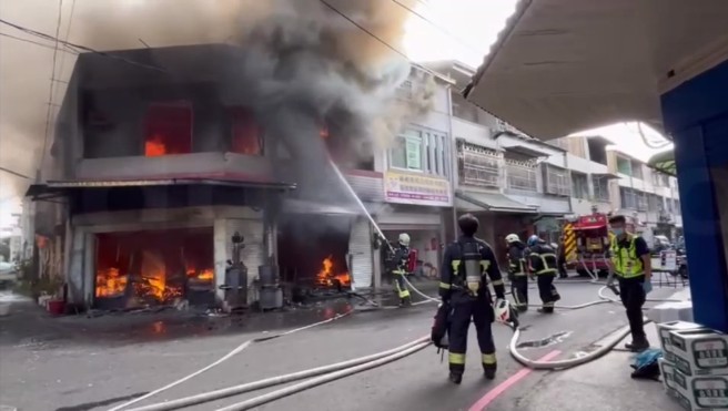 嘉义民雄金兴村立德街今（17）日下午3时发生火灾。（图／翻摄记者爆料网）