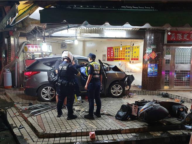 北市一辆银灰色休旅车突然失控衝入臭豆腐店，造成3名用餐客人当场失去生命迹象。(翻摄照片／林郁平台北传真）