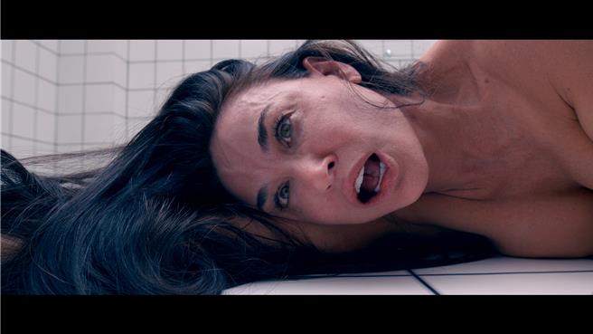 黛咪摩爾三點全露拍攝《懼裂》。（CATCHPLAY提供）