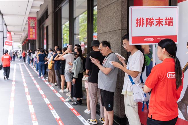 任天堂快闪店「Nintendo POP-UP STORE」登场，大批消费者排队抽整理券等候入场。（吴松翰摄）