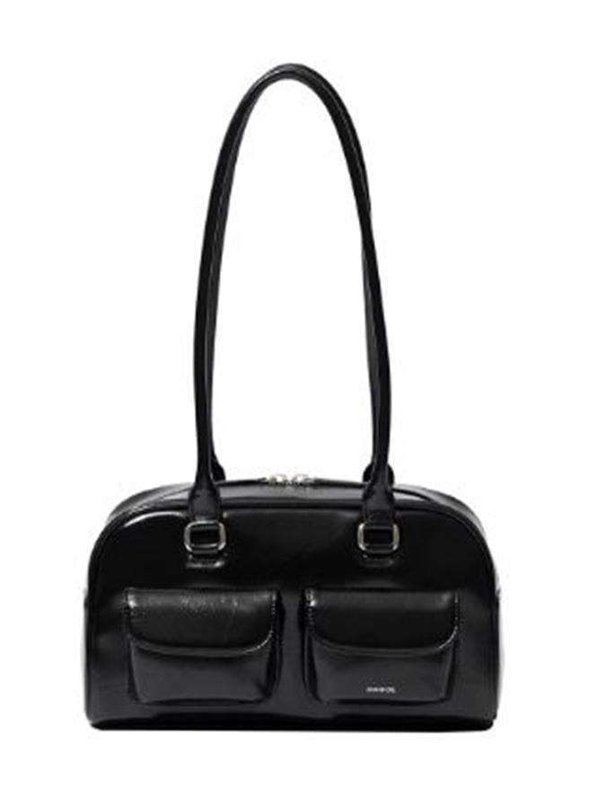 新光三越台北信义新天地A11 1F STAND OIL Chubby bag，特价3959元，原价4400元（全台首卖）。（新光三越提供）