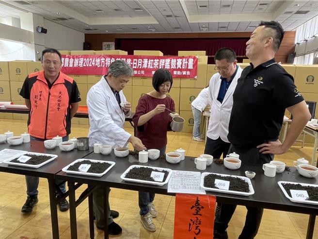 魚池鄉農會舉行2024日月潭紅茶評鑑，邀茶改場評茶師黃正宗、林儒宏等人組評審團進行品評。（楊靜茹攝）