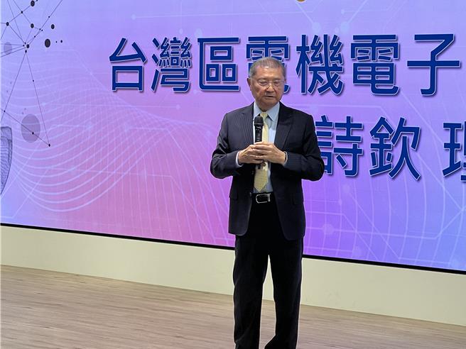 电电公会理事长李诗钦17日表示，全球ICT产值2026年将达1兆美元，业者要积极挑展五大地区在地化生产与市场。(王玉树摄)