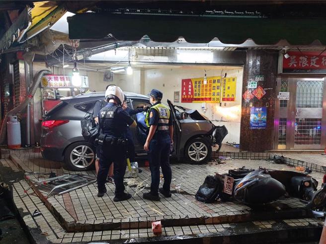 车祸现场警方展开调查。（翻摄画面）