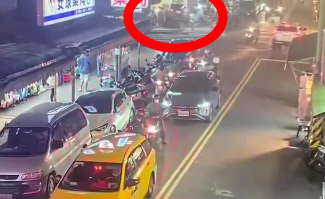 监视器拍下休旅车撞击瞬间。（翻摄画面）