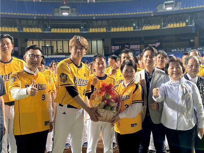 中華職棒總冠軍賽19日開打，台中市長盧秀燕今17日特別到洲際棒球場為中信兄弟象選手加油打氣。（馮惠宜攝）