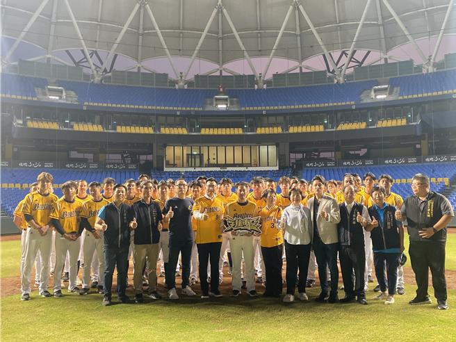 中華職棒總冠軍賽19日開打，台中市長盧秀燕今17日特別到洲際棒球場為中信兄弟象選手加油打氣。（馮惠宜攝）