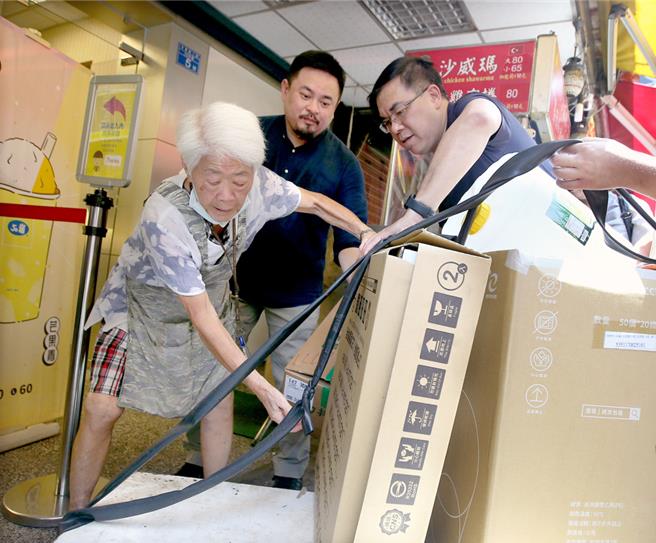 针对民进党立委洪申翰频频抨击北市府未积极将拾荒者造册纳入关怀计画，北市府发言人殷玮17日反击，表示加入造册的拾荒者，有人至今到现在都没拿到中央补助。（本报资料照片）