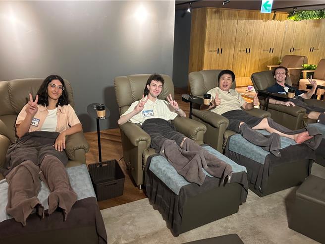 胡瓜（右2）带外国学生去马杀鸡。（《下面一位》提供）