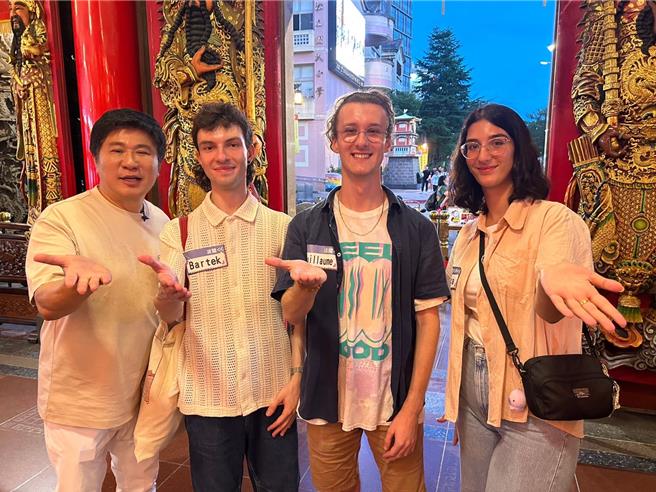 胡瓜（左）变导游向外国学生导览台湾寺庙。（《下面一位》提供）