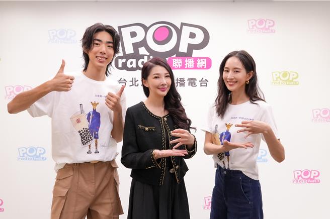 張鈞甯(右)和郭品希(左)接受主持人林書煒專訪，分享拍片趣事。（POP Radio提供 ）