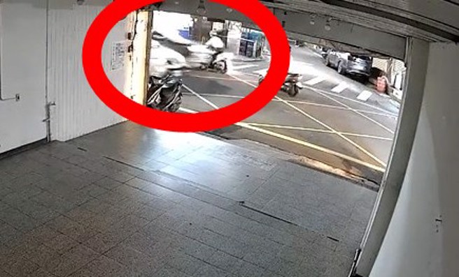 民眾提供的監視器畫面可以看到騎士根本來不及閃躲就被撞死。（民眾提供）