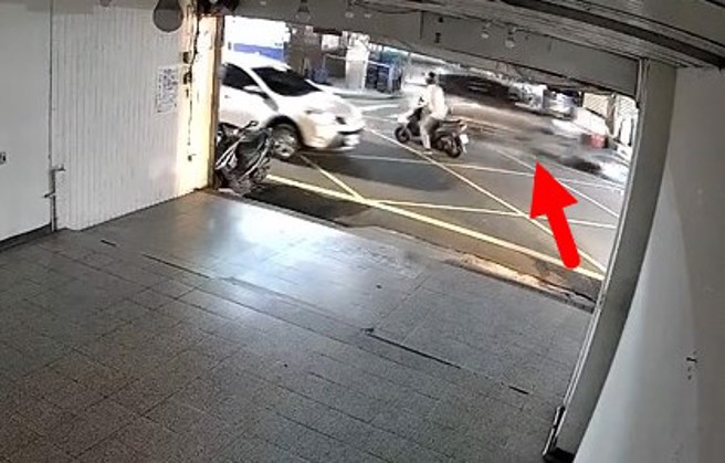 民眾提供的監視器畫面可以看到騎士根本來不及閃躲就被撞死。（民眾提供）