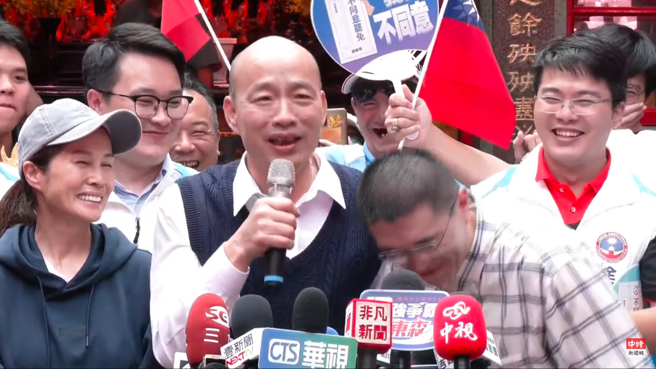 韩国瑜(中)12日力挺基隆市长谢国梁(右2)时，突爆金句自嘲「他去选总统了吗」，笑翻眾人。（截自中时新闻网直播）