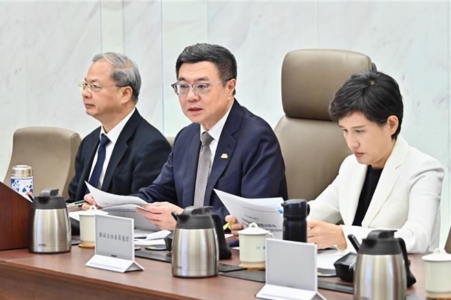 卓荣泰表示，鼓励民间企业公司自明年起，每年至少提供2万个全职或部分工时的实习名额，全职实习者薪资，每月应以3万元以上为原则。（行政院提供／游念育台北传真）