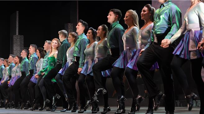 《大河之舞》以多人齐舞闻名。（宽宏艺术提供）