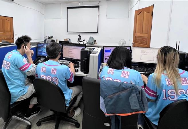 桃園1999市民專線的服務量相當大，每年接獲約25萬通電話。(市府提供/蔡依珍桃園傳真)