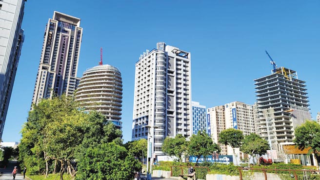 中央银行第三季推出第七波选择性信用管制，被封为史上最严厉措施，甚至被市场形容是「金龙海啸」。图／本报资料照片