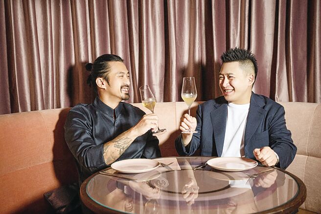 名廚林明健（左）與拾楀餐飲負責人曾柏憲（右）共同創辦Afterglo餐酒館及Golden餐廳，進駐麗晶精品B2。圖／拾楀餐飲提供