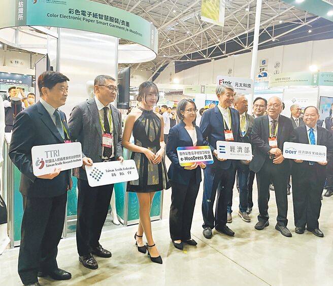 纺织所所长李贵琪（左起）、纺拓会董事长郭绍仪、穿着「e-MooDress衣墨」模特儿、副总统萧美琴、经济部长郭智辉、经济部产业技术司副司长周崇斌（右一）。图／李水莲