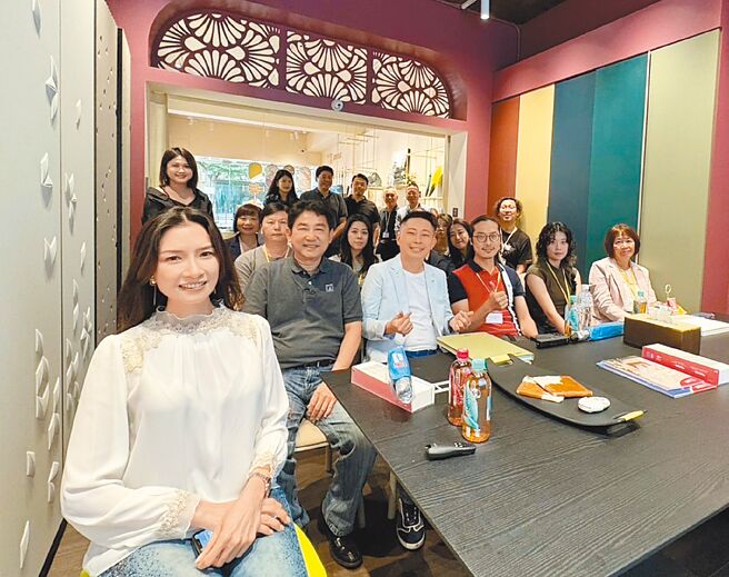 立邦塗料副總經理盧啟昌（第二排左一）、香尼歐執行長洪敬富（第二排左二）、參與嘉賓們及多達50位室內設計師合影。圖／香尼歐整合行銷提供