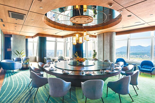 位於台北101大樓85層的「捌伍添第」歡慶開幕三周年，館內包廂以6座台灣名岳：玉山、雪山、大壩、奇萊、南華及稍來命名；圖為玉山包廂最多可容納20位。圖／捌伍添第提供