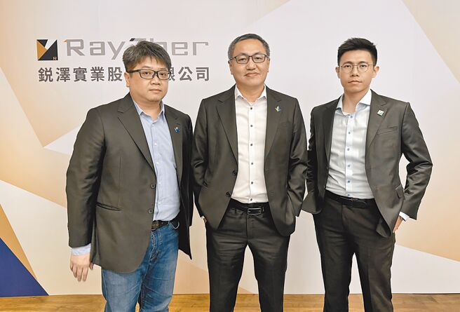 圖中為銳澤總經理周谷樺、圖左為副總經理曾建程、圖右為財務長趙宥琮。圖／張瑞益