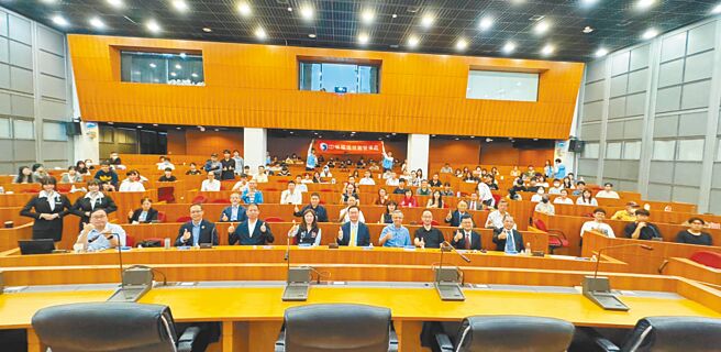 元智大學在2024年10月11日上午舉行「2024年智慧城市系列-大語言模型高峰論壇」。圖／元智大學提供