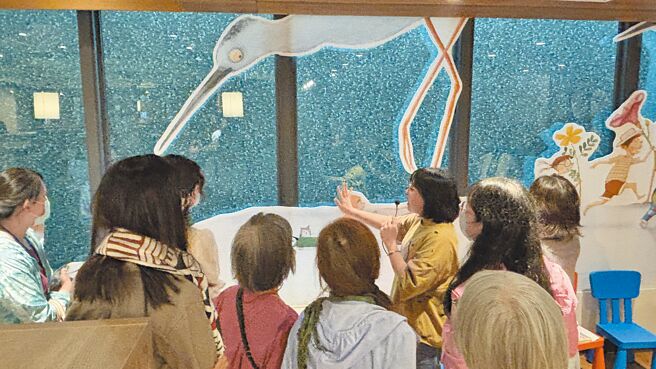 瑞仪教育基金会首度出版海洋绘本《来玩来玩》，即日起至12月1日举办南君绘本原画展《来玩来玩》，让民眾在城市中心更亲近海洋。图／瑞仪教育基金会提供