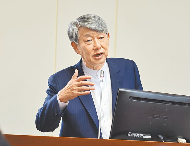 对于抛出「菲律宾盖绿电厂」引发议论，经济部长郭智辉16日在立法院公开表示「对我发言感到抱歉」，但指出此事是值得讨论的。（姚志平摄）