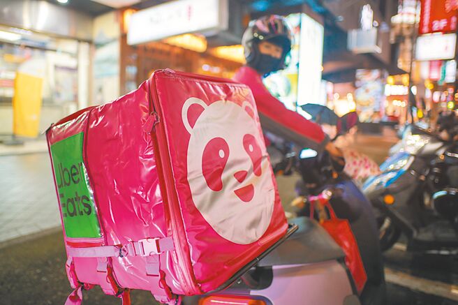 UberEats在5月14日宣布收购台湾foodpanda，虽还待公平会审核，劳动部长16日表示自己不支持合併案。图为台北街头上foodpanda外送员。（郭吉铨摄）