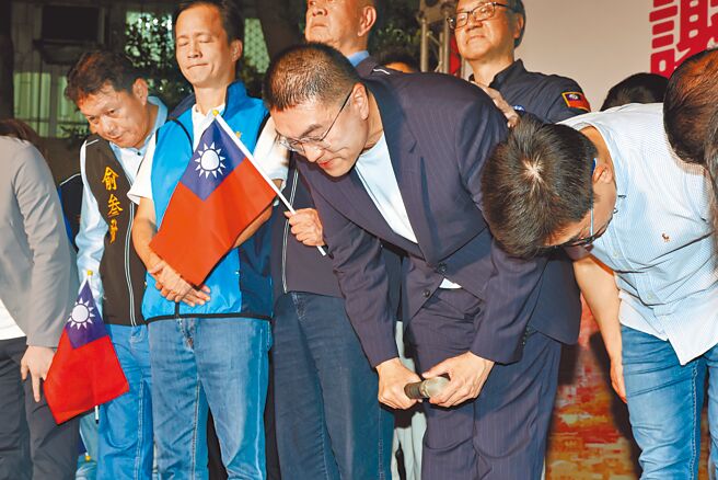 基隆市长谢国梁周日罢免案未过，但绿营仍出现继续发起「大罢免」声音。图为谢国梁鞠躬谢谢全体市民的画面。（本报资料照片）