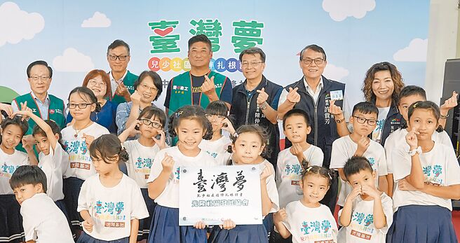 中信慈善基金會「臺灣夢計畫」版圖再擴大，圖為中信慈善基金會董事長辜仲諒（後排左二）為臺中市光隆社區舉行揭牌。（中信慈善基金會提供／黃琮淵台北傳真）