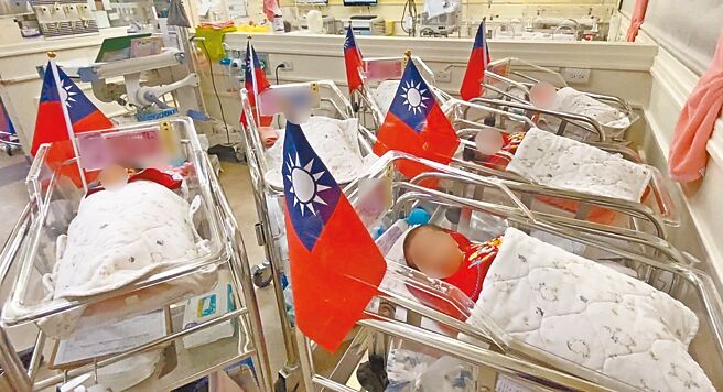雙十國慶喜迎國慶龍寶，台中茂盛醫院在嬰兒室布置起小國旗迎接龍寶寶出生。（茂盛醫院提供／潘虹恩台中傳真）