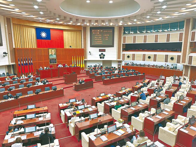 北士科案與京華城案議會專案小組的調查報告出爐，未來部分修正後，就會將報告內容全數在台北市議會網站上公開。（丁上程攝）