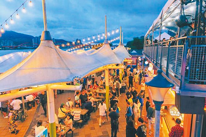 台北市公運處12日起開闢晚間8時開船的「關渡返航大稻埕、忠孝碼頭」航班，首航49人船班卻僅搭載30人。（台北市水利處提供／劉彥宜台北傳真）