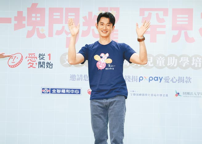 大陸國台辦16日對吳慷仁到大陸發展表達歡迎後，原訂18日要出席金鐘獎的吳慷仁，突然宣布「因工作無法出席」。圖為吳慷仁出席公益活動。（本報資料照片）