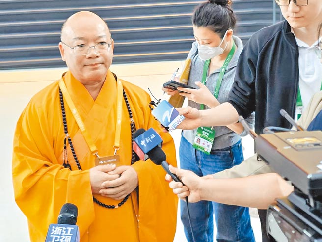 佛光山住持心保法师赴浙江寧波出席第六届世界佛教论坛，16日接受媒体联访时表示，期待宗教交流可以带动两岸和谐的气氛。（蓝孝威摄）