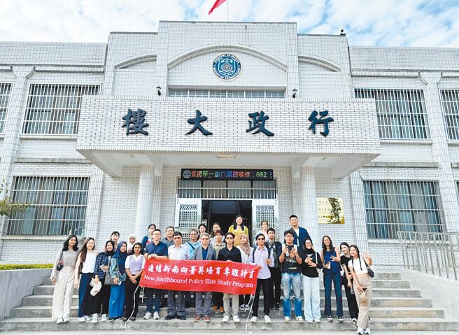 金门大学20位「连结新南向菁英培育专班」学员参访金门监狱。（金门大学提供／于家麒金门传真）