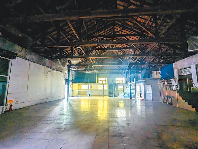 台鐵中壢鐵道4、5號倉庫2021年登錄為歷史建築，當地正進行鐵路地下化工程，台鐵公司展開緊急防護及修復再利用計畫，為因應中壢車站交通量，相關單位研議參考高雄舊車站遷移，待地下化完工後讓文化資產退縮以利當地道路拓寬。（本報資料照片）