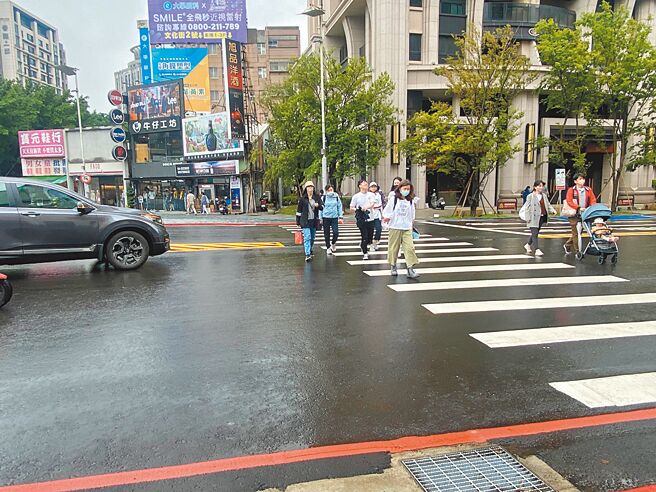 为打造优质停让文化与友善行人城市，新竹市16日启用11处科技执法设备，针对行车不让行人等违规行为即时侦测与执法。（陈育贤摄）