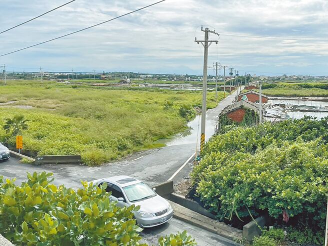 從彰化縣大城鄉西港村堤防往內拍，多條道路段都仍積水。（縣議員洪子超提供／孫英哲彰化傳真）