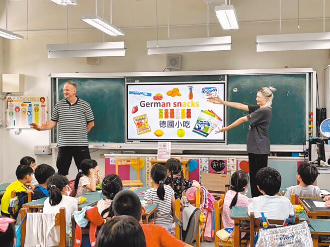 蓮潭國中小學的德國籍志工Johana將於明天生日，父親Oliver專程帶德國零食來台探視，並與蓮潭國小同學交換零食。（校方提供／寶智華台南傳真）