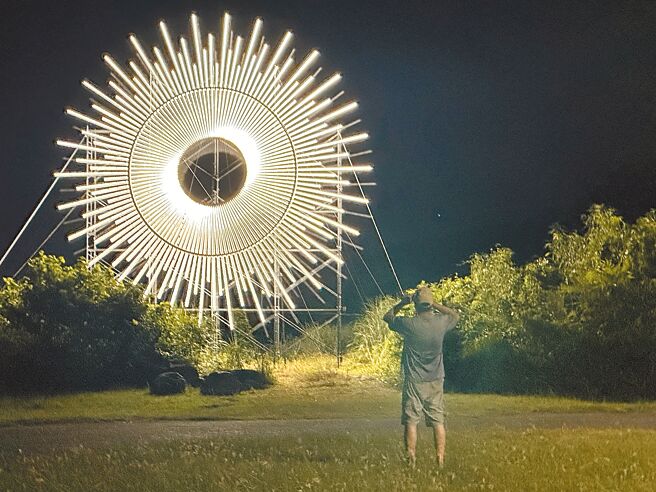 台东光祭将于25日开展，尚未展出已吸引游客抢拍。（蔡旻妤摄）