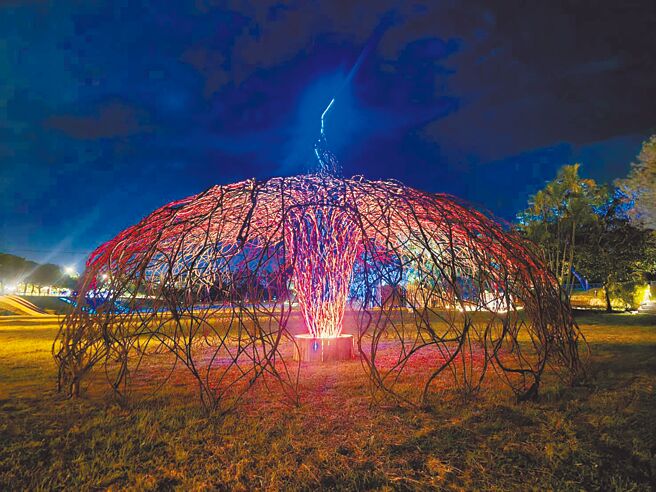 台东光祭将于25日开展，尚未展出已吸引游客抢拍。（蔡旻妤摄）