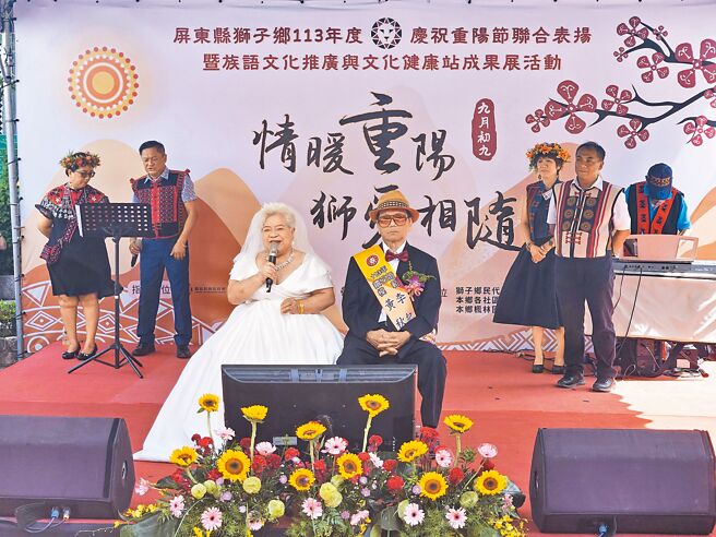 钻石婚模范夫妻李纪松（前排右）、黄秋花（前排左）分享婚姻之道说，互相包容忍让，一路牵手走过60年。（罗琦文摄）