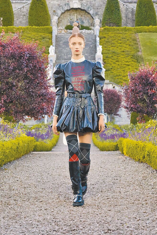 融入英格蘭歌德與龐克文化，也成為大秀焦點。（Dior提供）